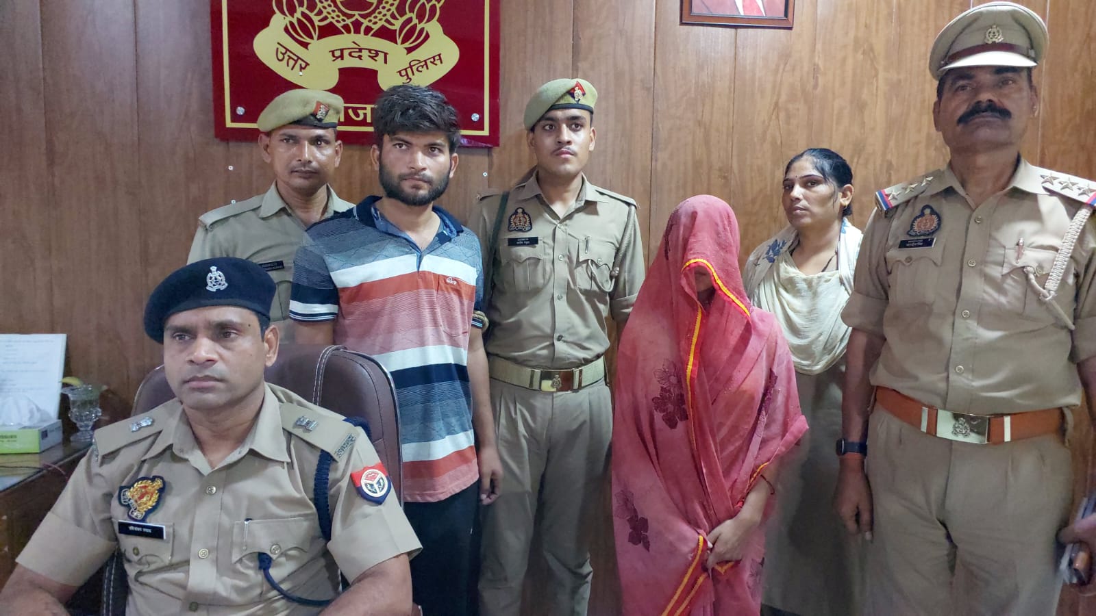 खुलासा करती पुलिस टीम खुलासा करती पुलिस टीम