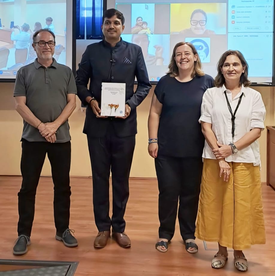 यूनिवर्सिटी ऑफ अल्मेरिया में कुम लाउधे सम्मान के साथ कृषि वैज्ञानिक डॉ. केशव कांत गौतम।