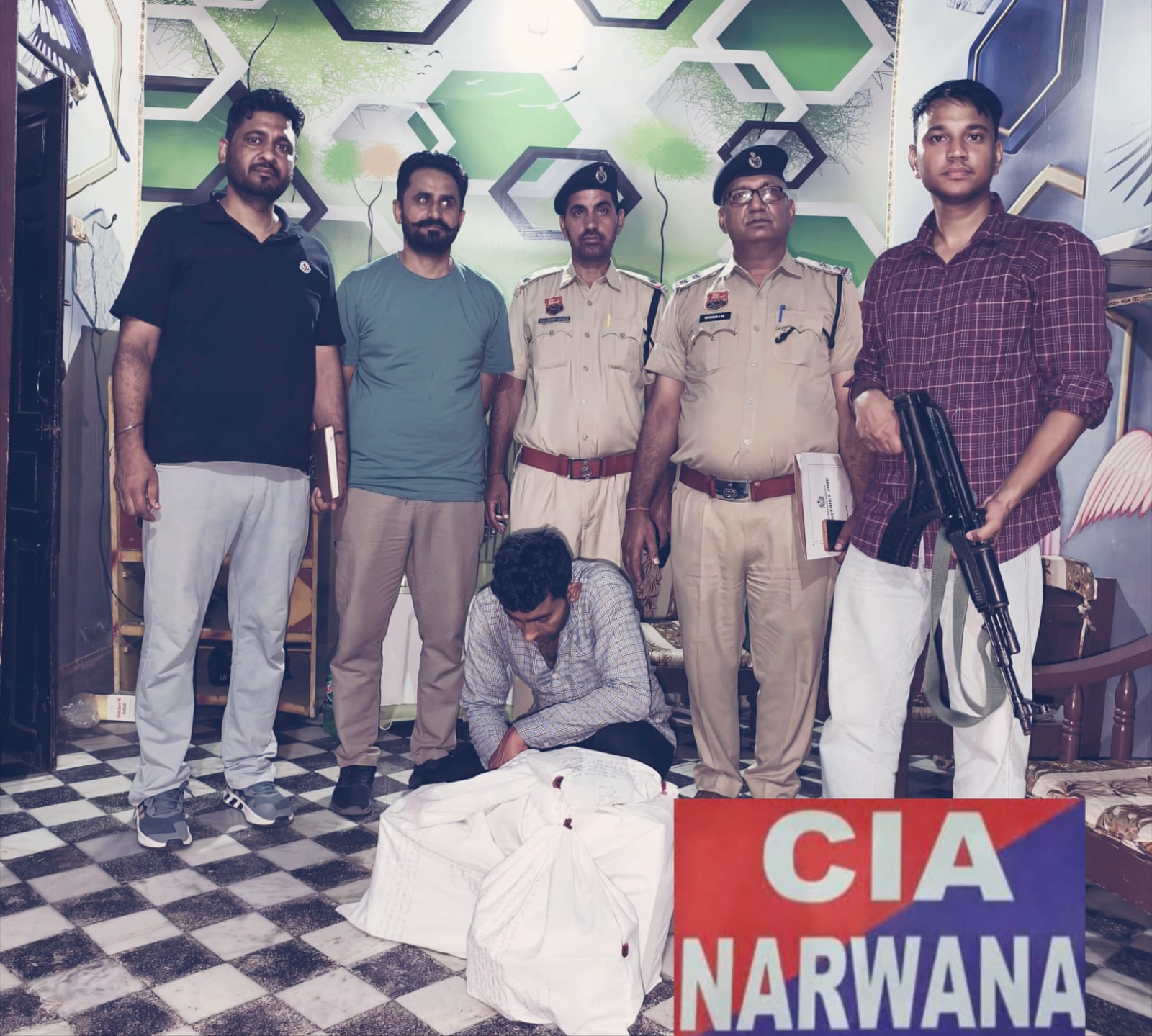 पुलिस गिरफ्त में आरोपित। पुलिस गिरफ्त में आरोपित।