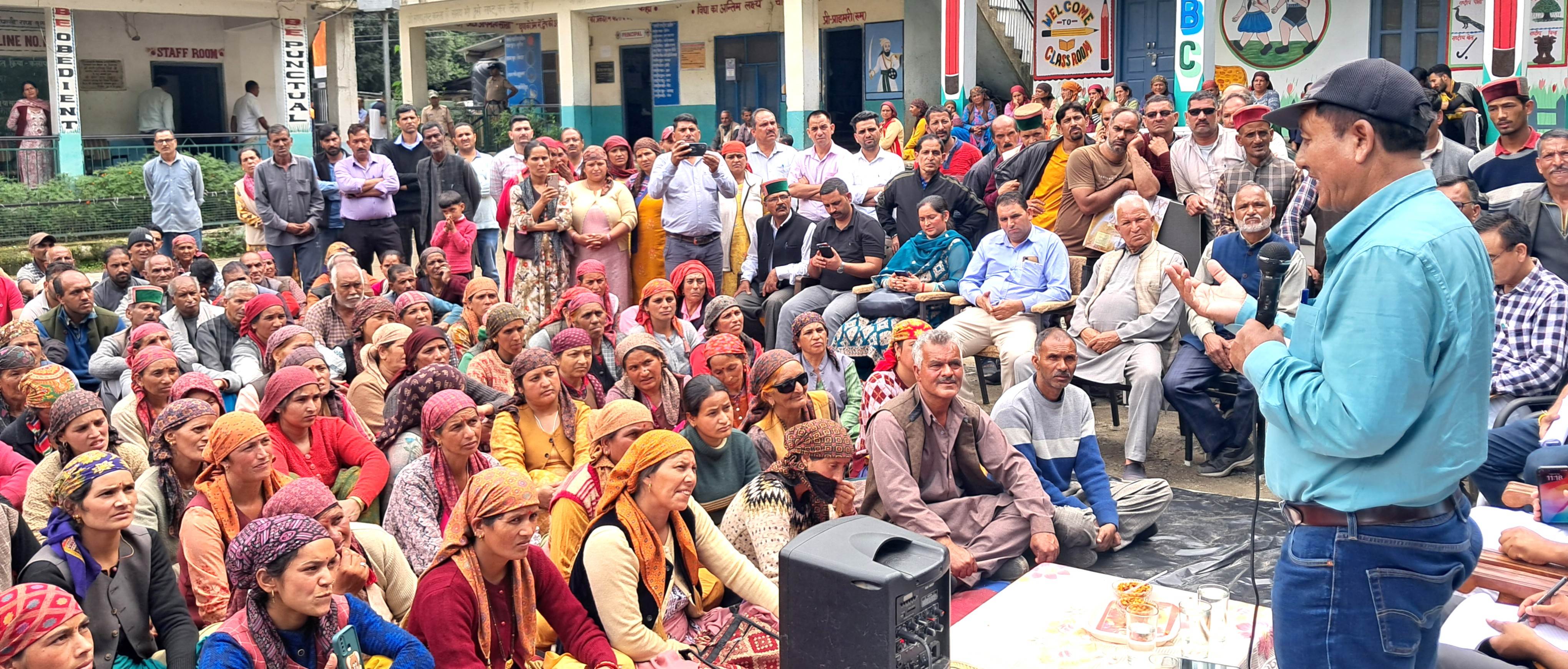 सराज में आपदा प्रभावितों को संबोधित करते हुए बागवानी मंत्री। सराज में आपदा प्रभावितों को संबोधित करते हुए बागवानी मंत्री।