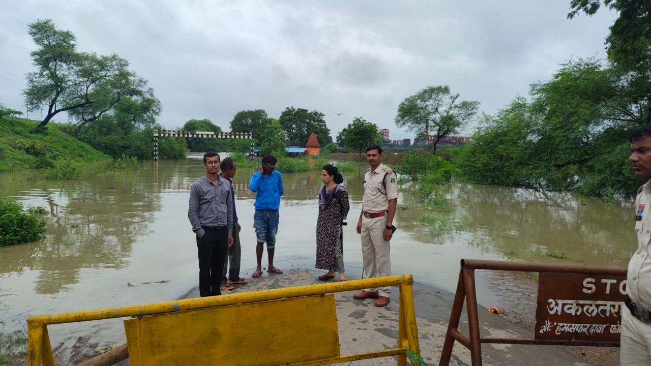 जांजगीर कलेक्टर जन्मेजय महोबे ने जलभराव क्षेत्रों का सुबह से निरीक्षण कर राहत कार्यों का लिया जायजा जांजगीर कलेक्टर जन्मेजय महोबे ने जलभराव क्षेत्रों का सुबह से निरीक्षण कर राहत कार्यों का लिया जायजा