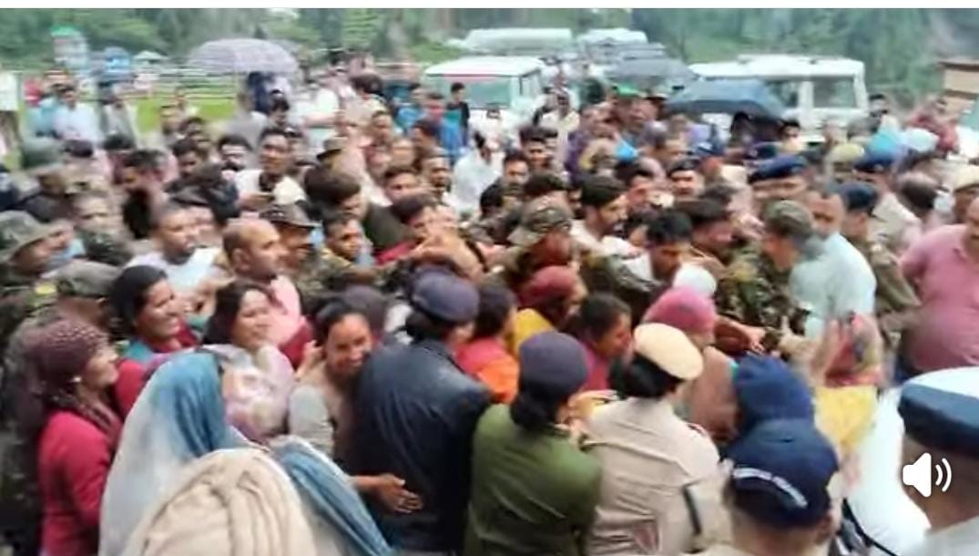 बागवानी मंत्री जगत सिंह नेगी की गाड़ी को रोकते हुए लोग। बागवानी मंत्री जगत सिंह नेगी की गाड़ी को रोकते हुए लोग।
