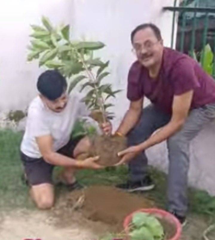पेड़ लगाते रामप्रताप पेड़ लगाते रामप्रताप