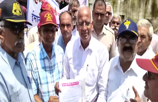 विधायक कंवर सिंह यादव को मांग पत्र सौंपते हुए नागरिक। विधायक कंवर सिंह यादव को मांग पत्र सौंपते हुए नागरिक।