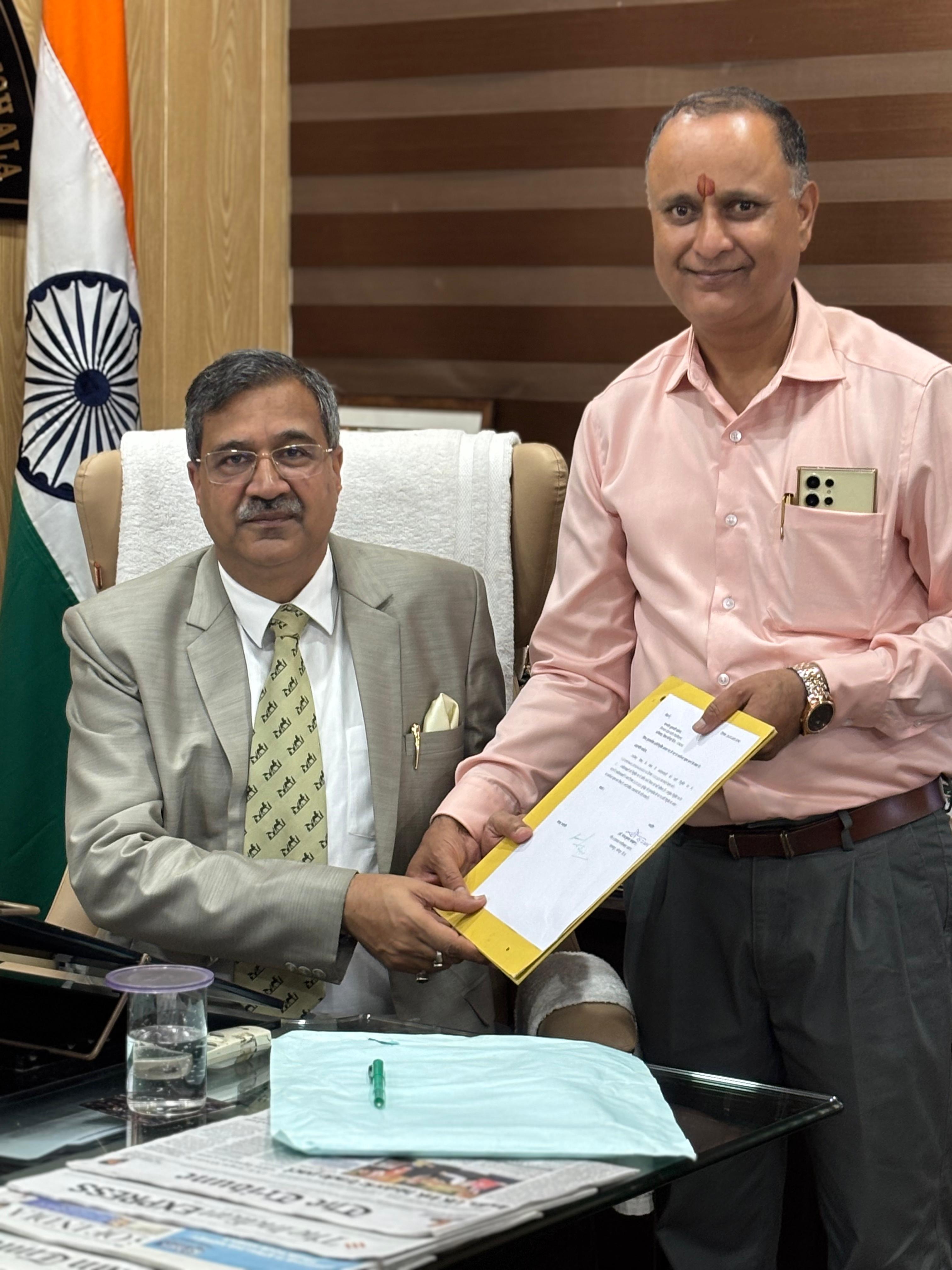 नवनियुक्त कुलसचिव कुलपति के साथ।