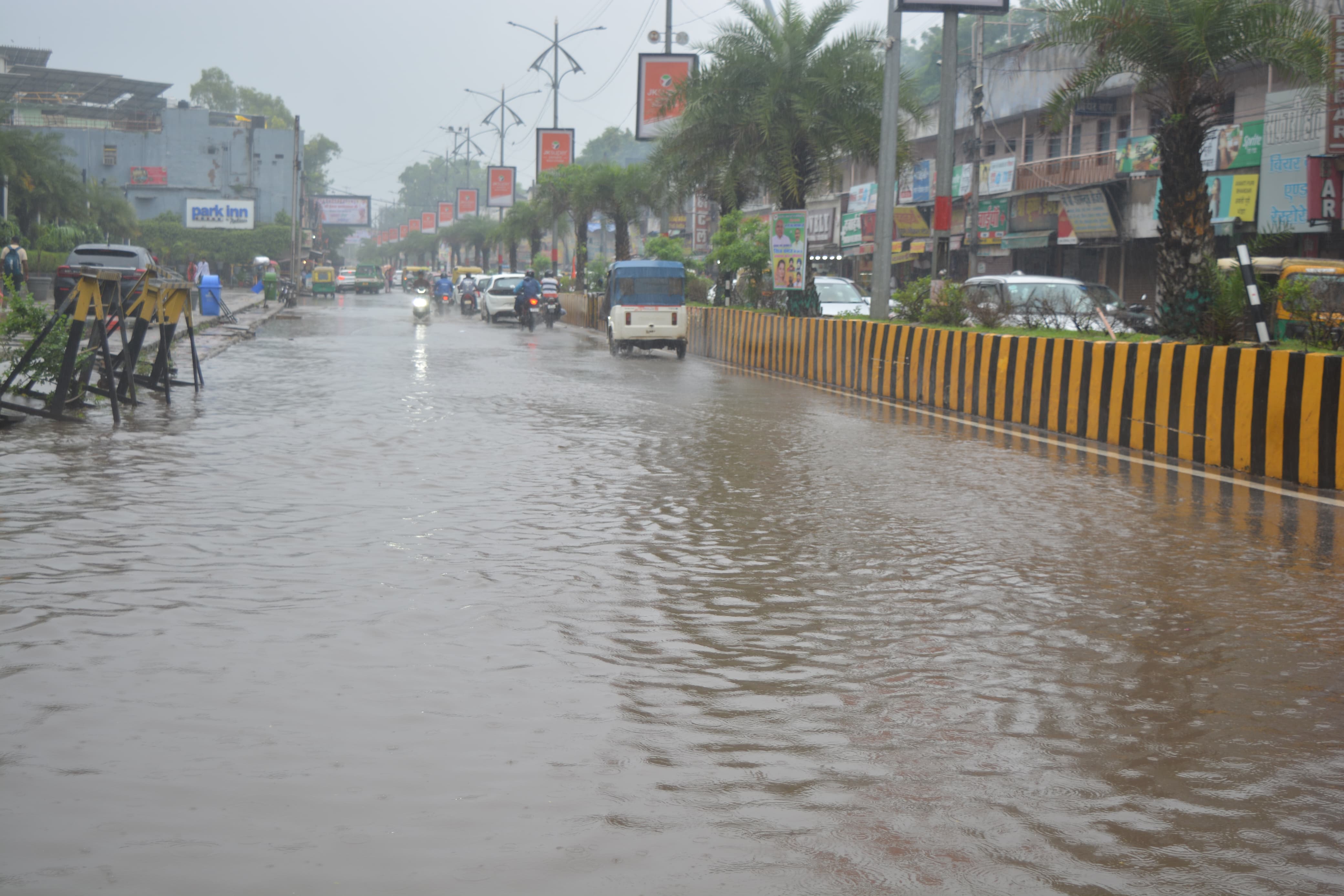 बारिश का छायाचित्र। बारिश का छायाचित्र।