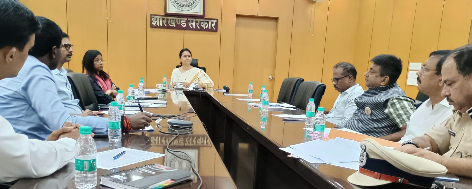मुख्य सचिव बैठक करते हुए