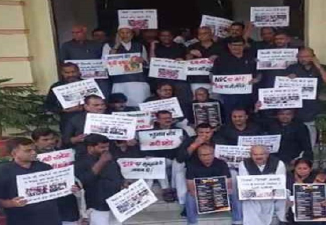 काले कपडे में विपक्ष के विधायक् काले कपडे में विपक्ष के विधायक्