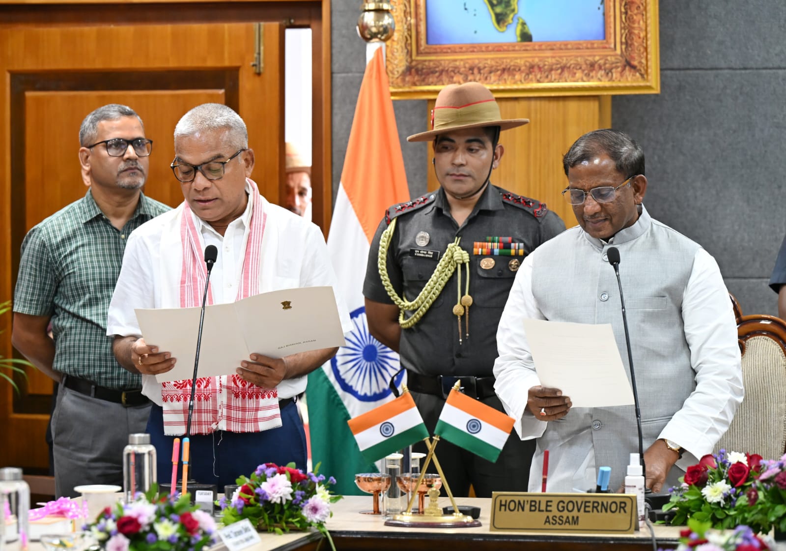 गुवाहाटी: असम के राज्यपाल लक्ष्मण प्रसाद आचार्य नए कुलपतियों को शपथ दिलाते हुए। गुवाहाटी: असम के राज्यपाल लक्ष्मण प्रसाद आचार्य नए कुलपतियों को शपथ दिलाते हुए।