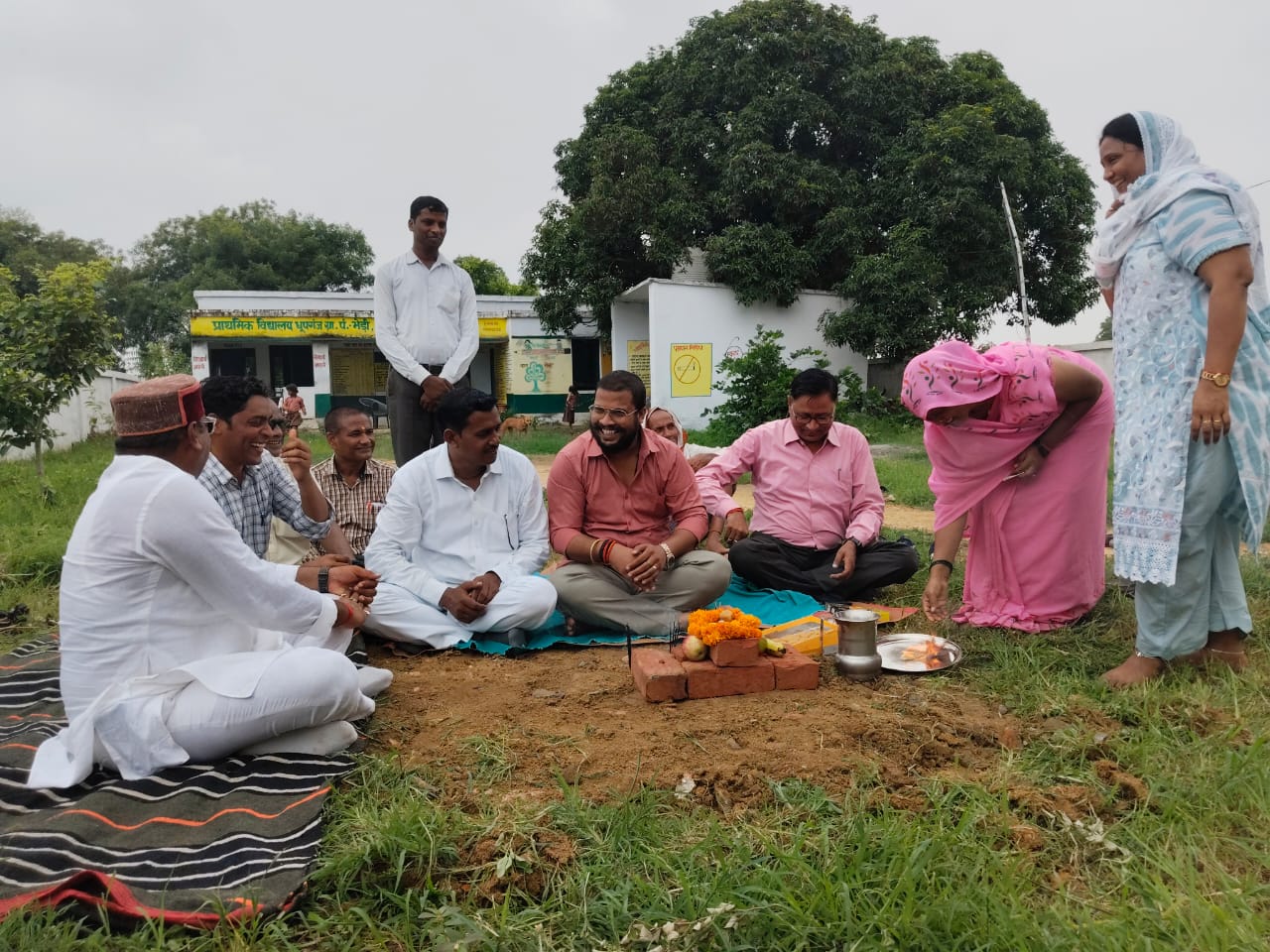 भूमि पूजन करते ब्लाक प्रमुख व अन्य।