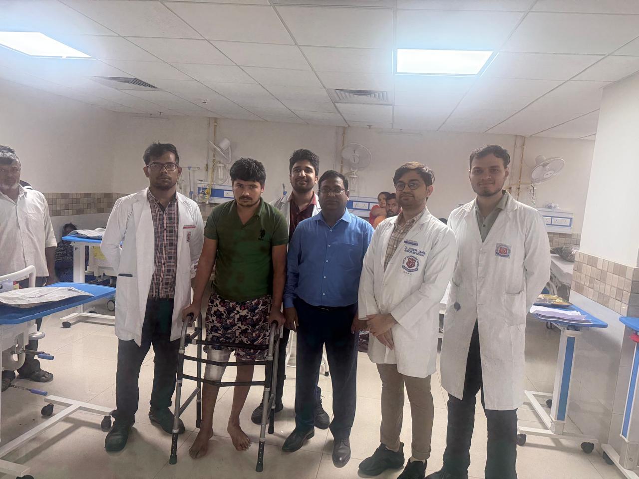 मरीज के साथ चिकित्सकों की टीम
