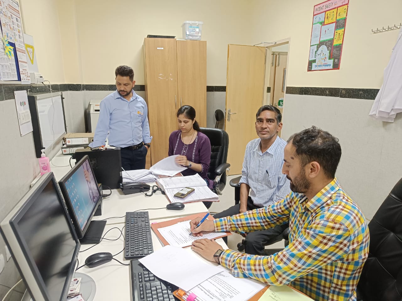 सतपुली में नशा मुक्ति केंद्र का निरीक्षण करते अधिकारी सतपुली में नशा मुक्ति केंद्र का निरीक्षण करते अधिकारी