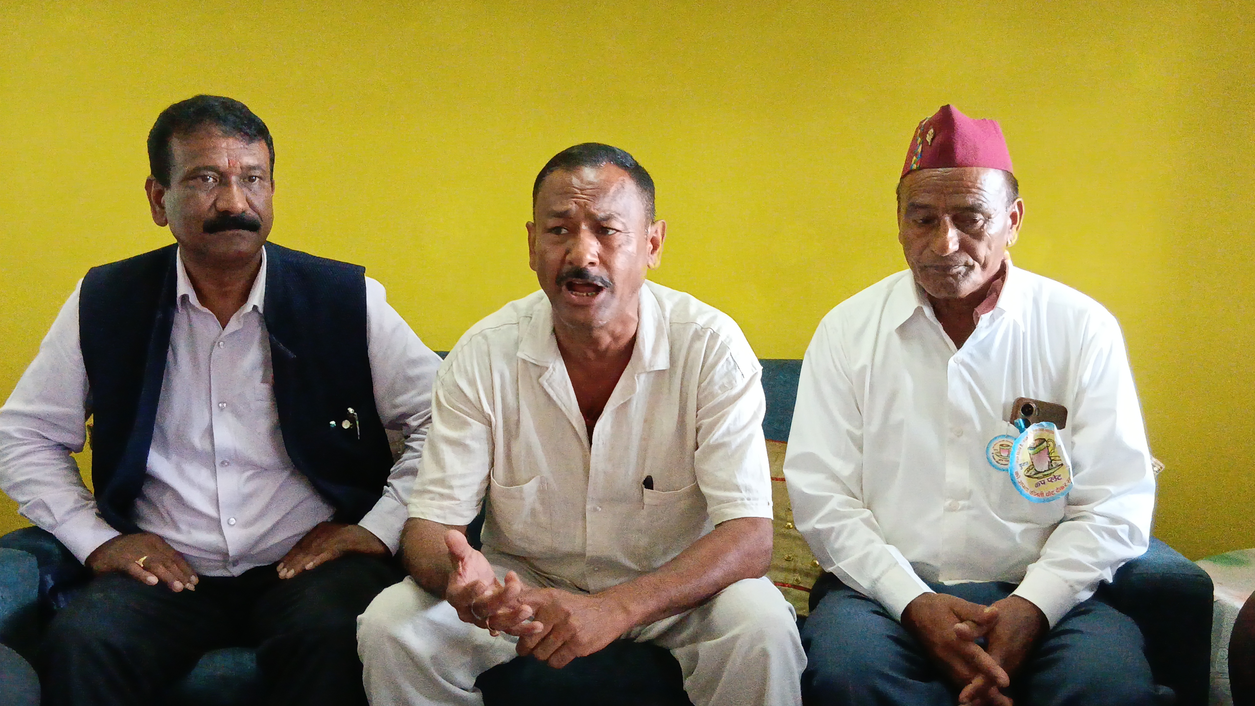 पौड़ी में पत्रकारों से बातवीत करते धौलकंडी सीट से कांग्रेस समर्थित प्रत्याशी दीपेंद्र भंडारी पौड़ी में पत्रकारों से बातवीत करते धौलकंडी सीट से कांग्रेस समर्थित प्रत्याशी दीपेंद्र भंडारी