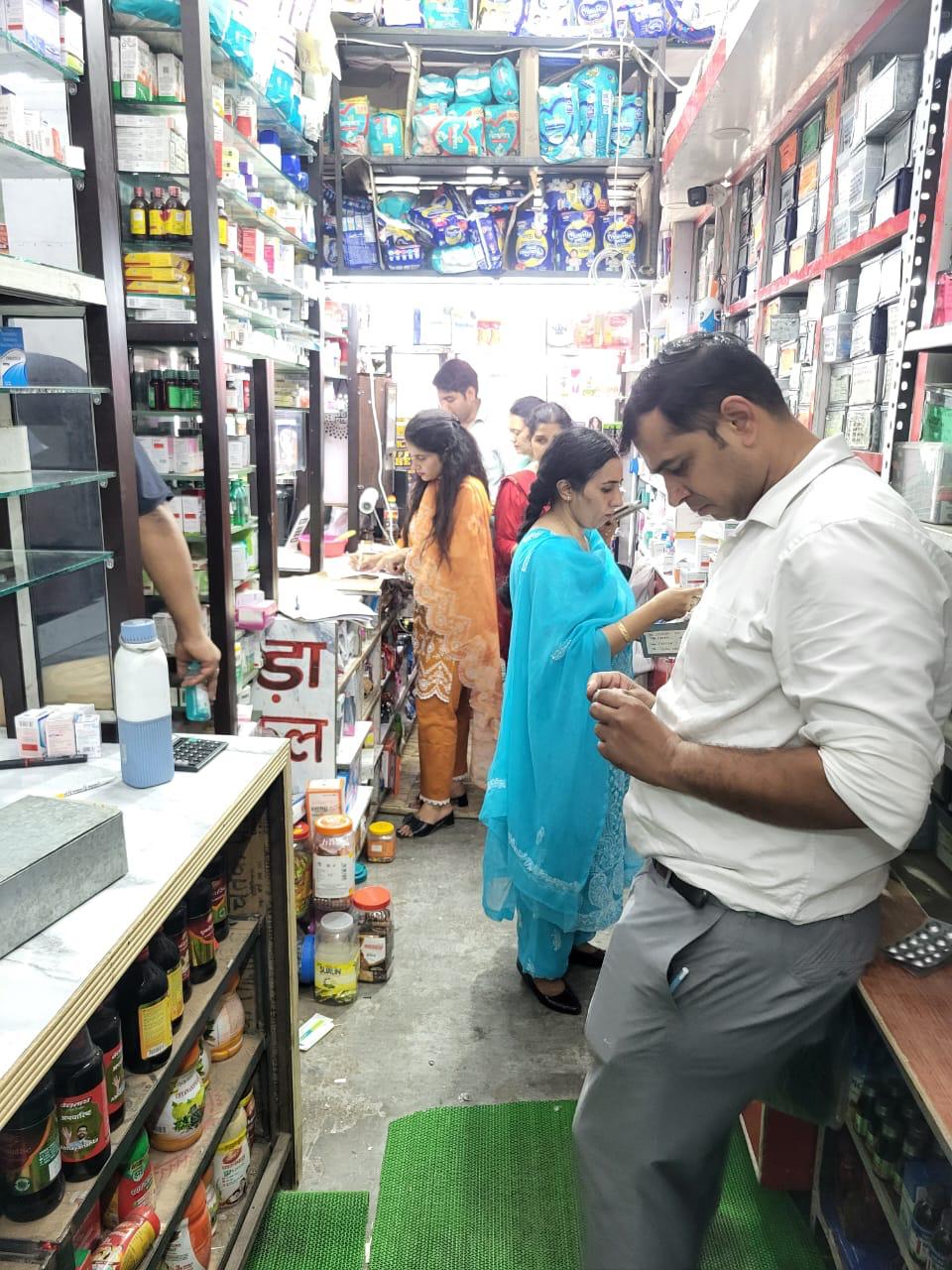 मेडिकल स्टोर का निरीक्षण मेडिकल स्टोर का निरीक्षण