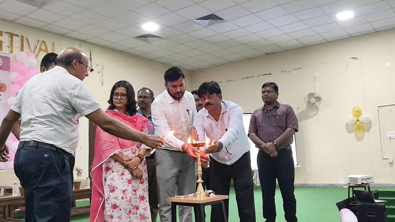 अररिया फोटो:डीडीसी कार्यक्रम का उद्घाटन करती अररिया फोटो:डीडीसी कार्यक्रम का उद्घाटन करती