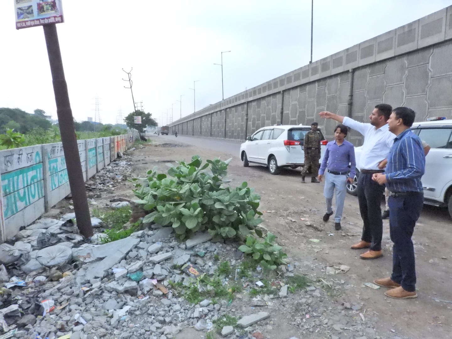 निरीक्षण के दौरान नगर आयुक्त सुधीर कुमार व अन्य