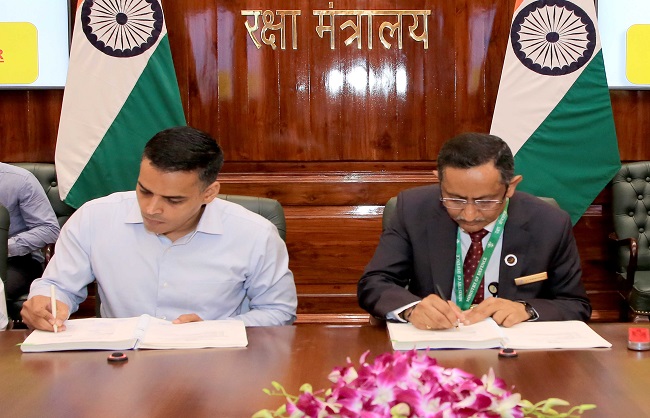रक्षा मंत्रालय और बीईएल के वरिष्ठ अधिकारी अनुबंध पर हस्ताक्षर करते हुए रक्षा मंत्रालय और बीईएल के वरिष्ठ अधिकारी अनुबंध पर हस्ताक्षर करते हुए