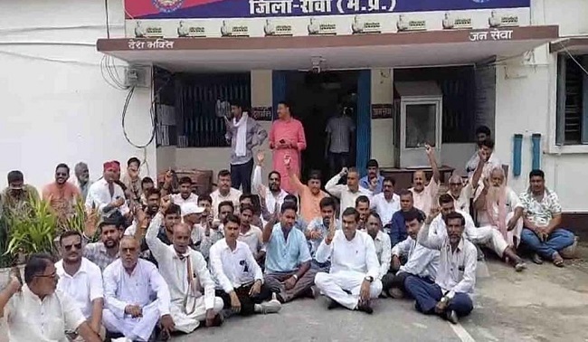 थाने में धरने पर बैठे परिजन और ग्रामीण थाने में धरने पर बैठे परिजन और ग्रामीण
