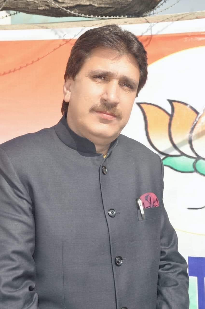 अल्ताफ ठाकुर ने सार्वजनिक स्वास्थ्य सेवा प्रणाली के ध्वस्त होने पर स्वास्थ्य मंत्री की आलोचना की अल्ताफ ठाकुर ने सार्वजनिक स्वास्थ्य सेवा प्रणाली के ध्वस्त होने पर स्वास्थ्य मंत्री की आलोचना की