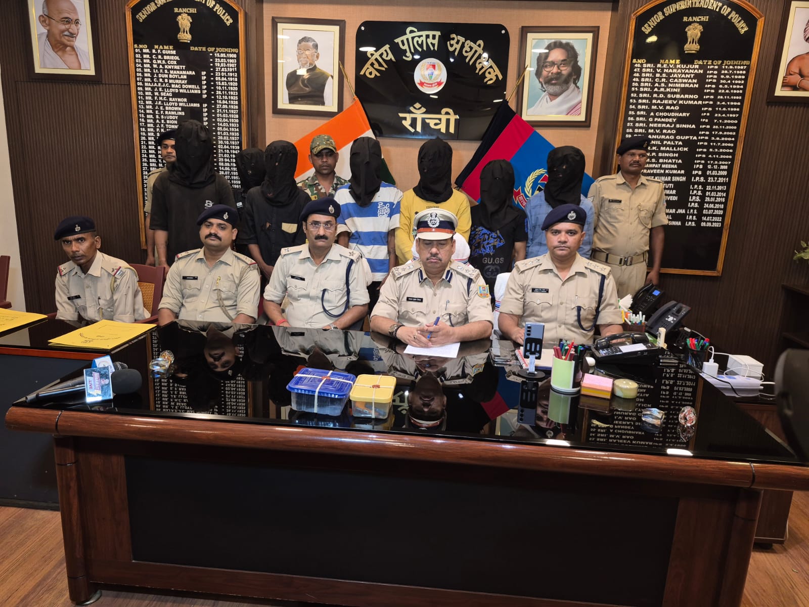डीआईजी सह एसएसपी का प्रेस वार्ता डीआईजी सह एसएसपी का प्रेस वार्ता