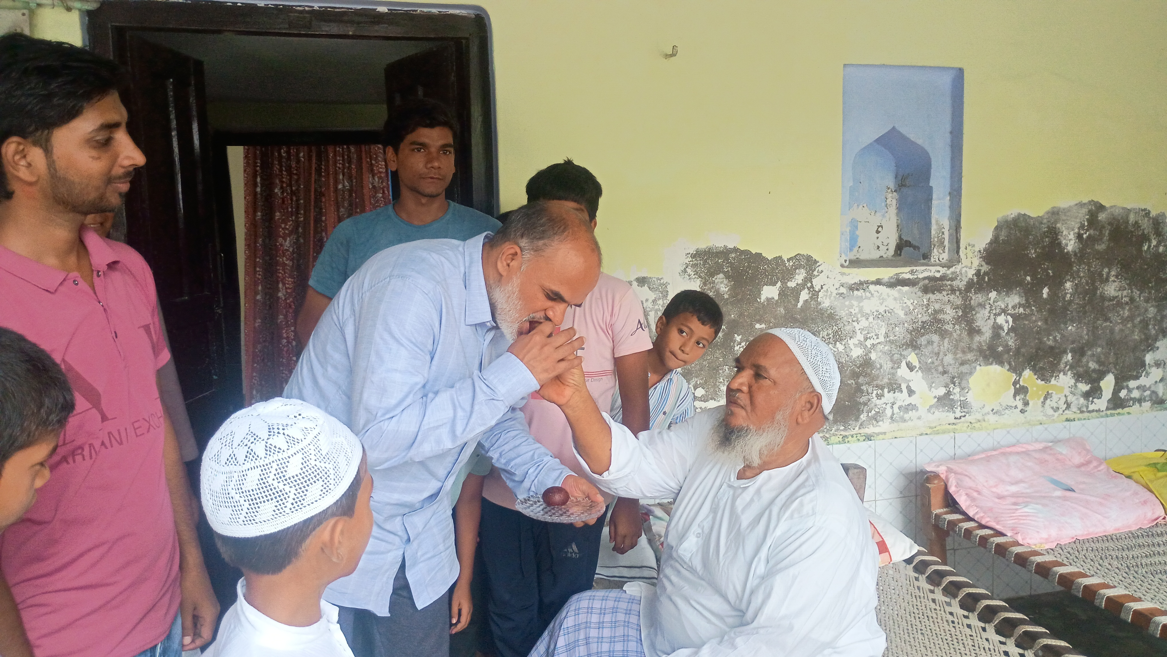 परिजनों के साथ खुशी का इजहार करते हुए परिजनों के साथ पिता मिठाई खिलाते हुए
