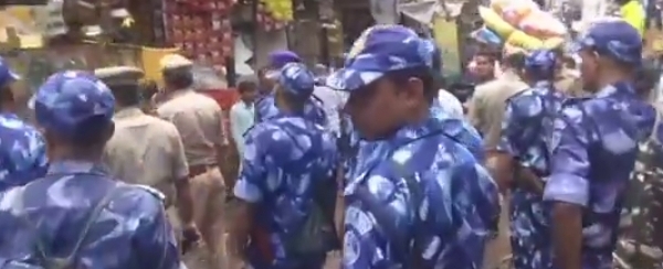 दालमंडी में फ्लैग मार्च (वीडियो से ली गई फोटो) दालमंडी में फ्लैग मार्च (वीडियो से ली गई फोटो)