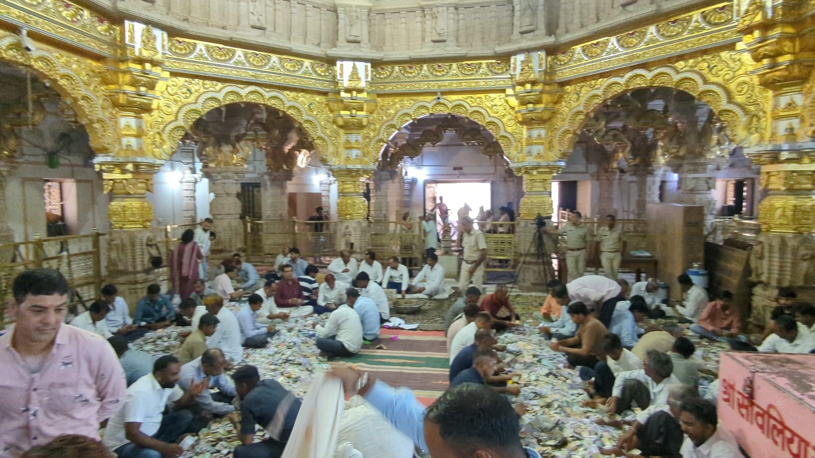 चित्तौड़गढ़ जिले के श्री सांवलियाजी में चढ़ावा राशि की गणना करते कार्मिक। चित्तौड़गढ़ जिले के श्री सांवलियाजी में चढ़ावा राशि की गणना करते कार्मिक।