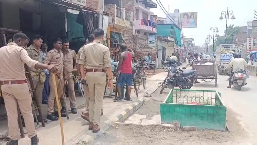 मौके पर फोर्स मौके पर फोर्स