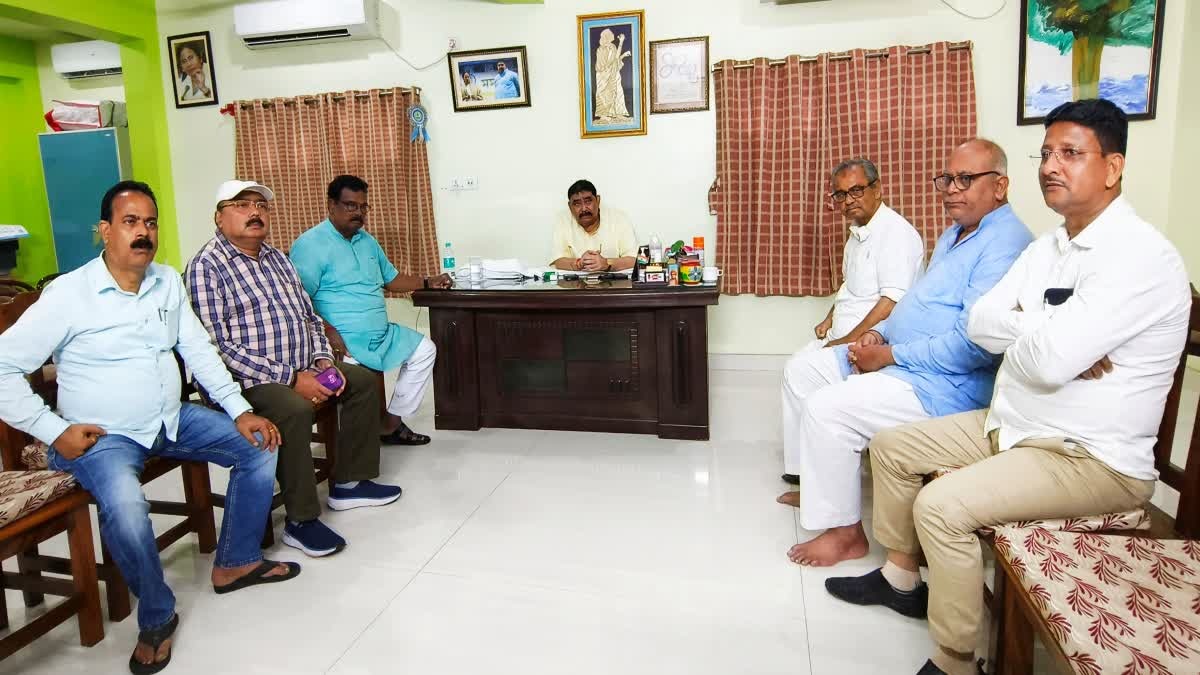 बोलपुर में कोर कमिटी की बैठक, बंगाली भाषा पर 'सांस्कृतिक हमले' के खिलाफ पदयात्रा करेंगी मुख्यमंत्री ममता बनर्जी