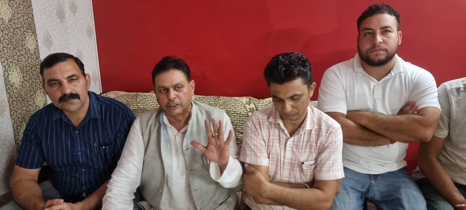 पत्रकार वार्ता को संबोधित करते हुए पूर्व विधायक।