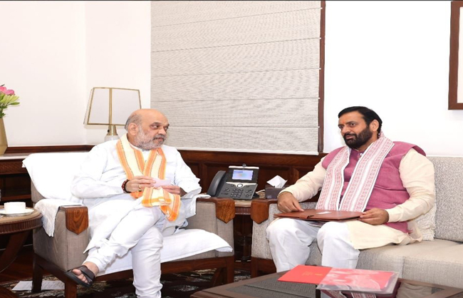 हरियाणा के मुख्यमंत्री गृहमंत्री अमित शाह से मुलाकात करते हुए हरियाणा के मुख्यमंत्री गृहमंत्री अमित शाह से मुलाकात करते हुए