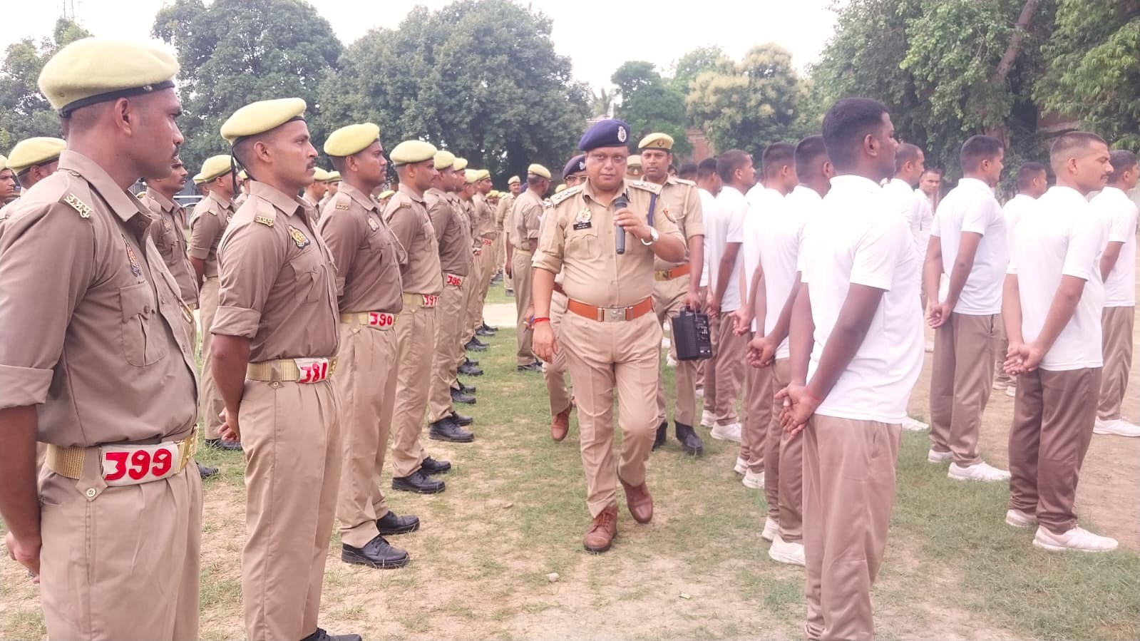 परेड का निरीक्षण करते एसएसपी सोमेन बर्मा। परेड का निरीक्षण करते एसएसपी सोमेन बर्मा।