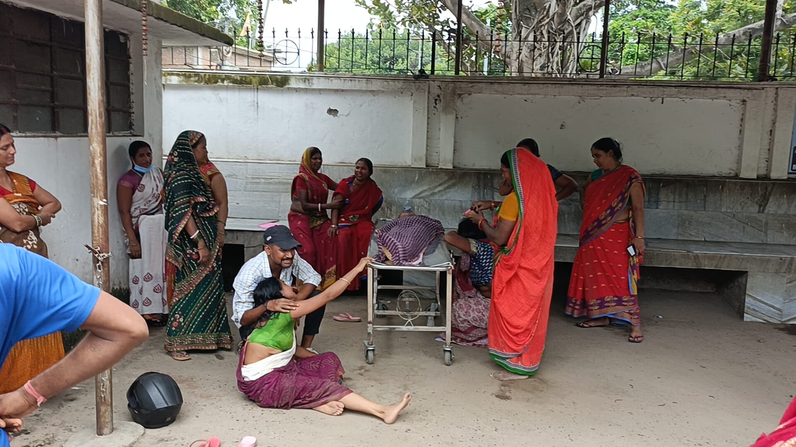 रोते बिलखते परिजन रोते बिलखते परिजन