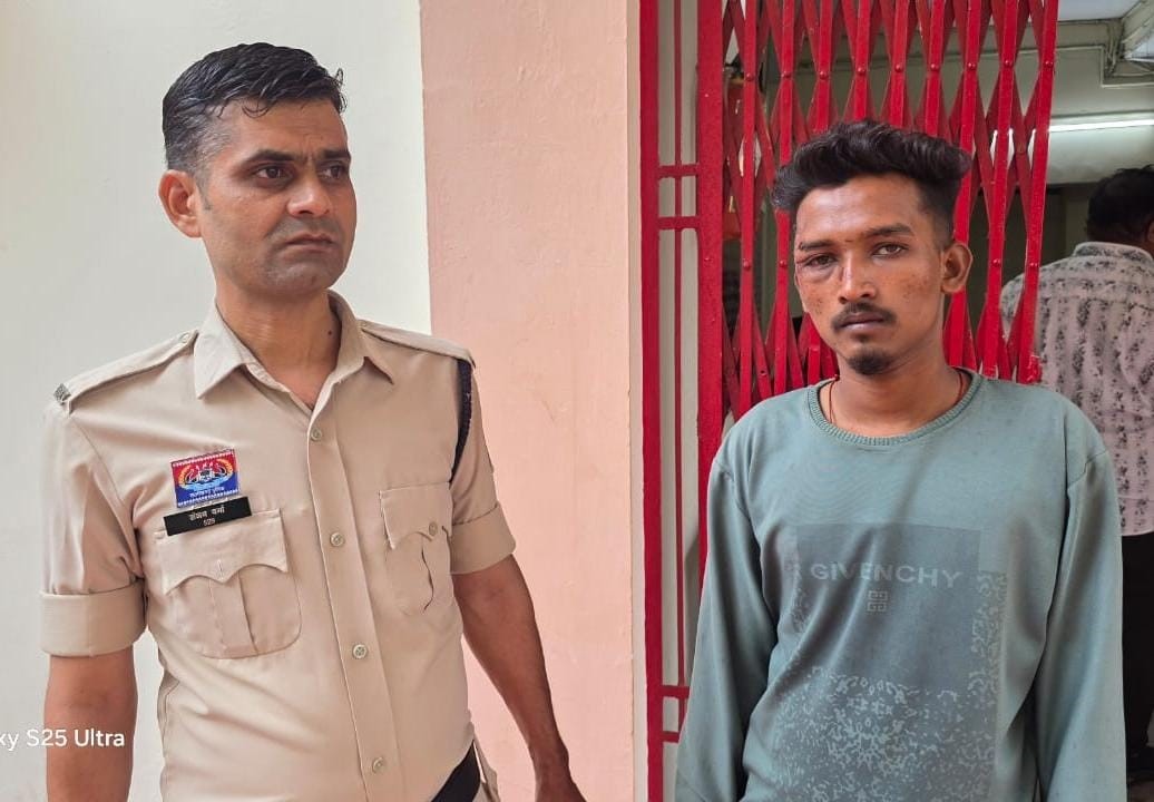 पुलिस हिरासत में आरोपित युवक मयंक यादव।
