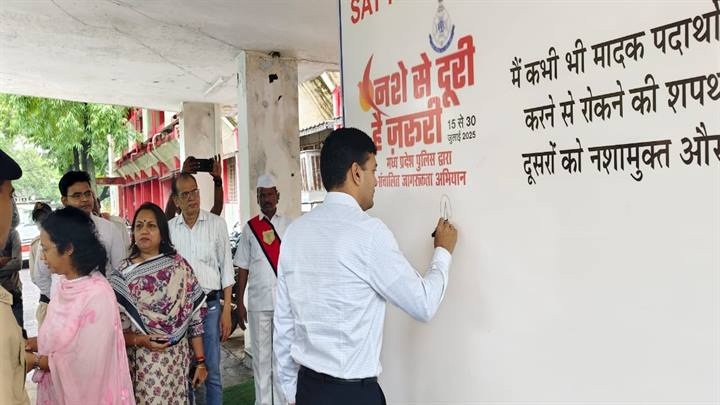 हस्ताक्षर अभियान का शुभारंभ हस्ताक्षर अभियान का शुभारंभ