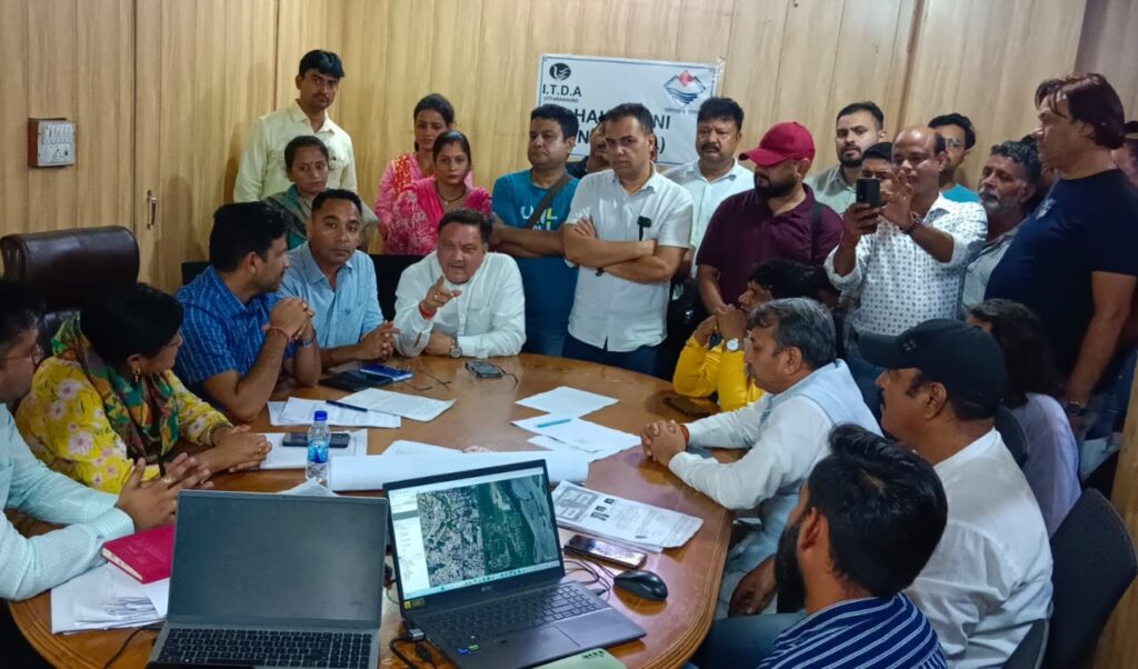 मेयर गजराज सिंह बिष्ट ने अधिकारियों से किया मेयर गजराज सिंह बिष्ट ने अधिकारियों से किया