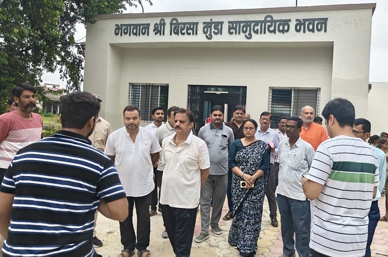 उप मुख्यमंत्री शुक्ल ने बिरसा मुण्डा सामुदायिक भवन के निर्माण कार्य का किया निरीक्षण उप मुख्यमंत्री शुक्ल ने बिरसा मुण्डा सामुदायिक भवन के निर्माण कार्य का किया निरीक्षण