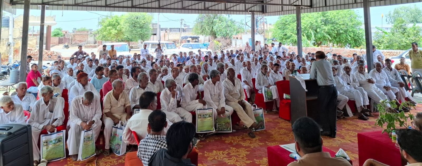 कृषि मेले में भाग लेते किसान। कृषि मेले में भाग लेते किसान।