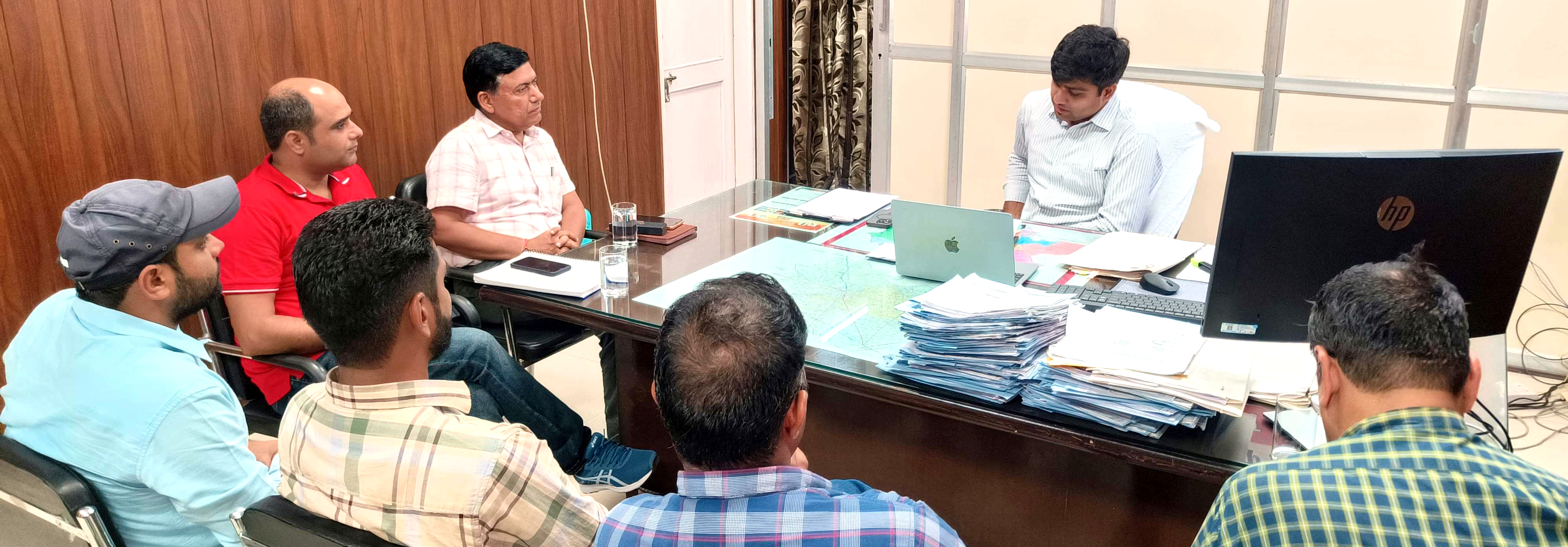 अधिकारियों के साथ बैठक करते एसडीएम। अधिकारियों के साथ बैठक करते एसडीएम।