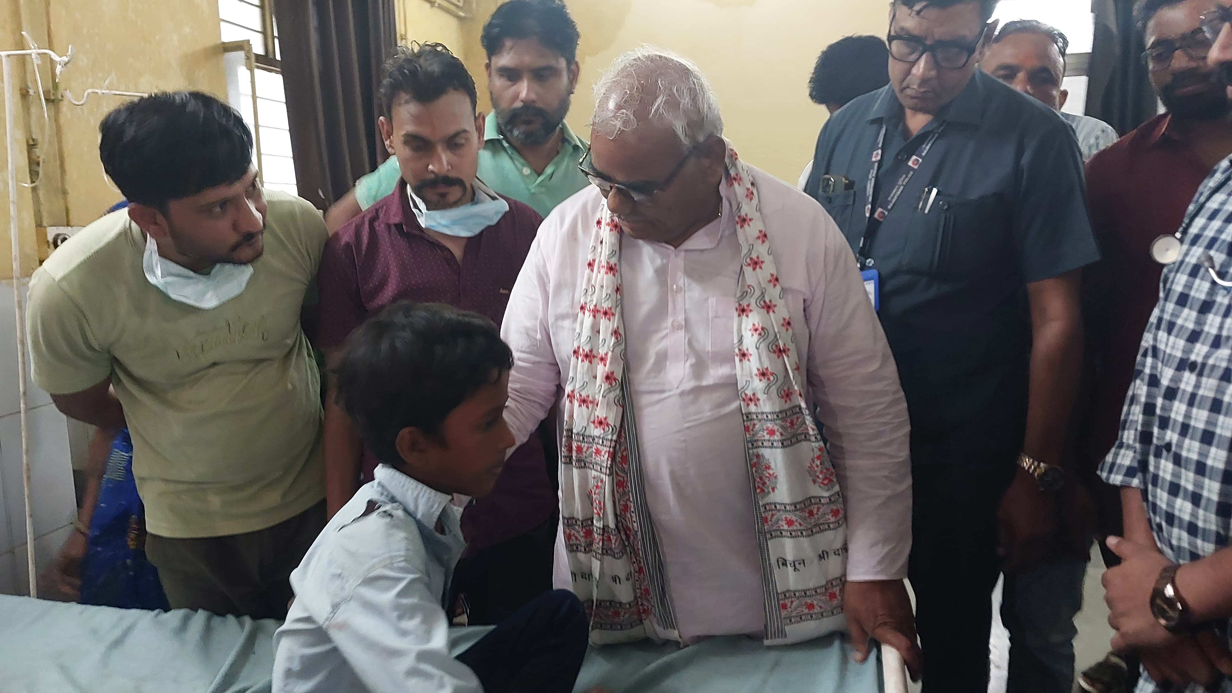 घायल छात्रों से मुलाकात करते हुए शिक्षा मंत्री मदन दिलावर।