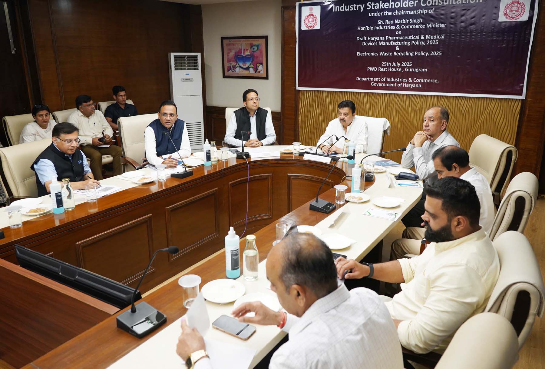 गुरुग्राम के लोक निर्माण विभाग विश्राम गृह में हरियाणा फार्मास्युटिकल एवं मेडिकल डिवाइसेज निर्माण नीति, 2025 व हरियाणा इलेक्ट्रॉनिक्स वेस्ट रीसाइक्लिंग नीति, 2025 के ड्राफ्ट पर हितधारकों के साथ परामर्श बैठक को संबोधित करते हुए उद्योग एवं वाणिज्य मंत्री राव नरबीर सिंह। गुरुग्राम के लोक निर्माण विभाग विश्राम गृह में हरियाणा फार्मास्युटिकल एवं मेडिकल डिवाइसेज निर्माण नीति, 2025 व हरियाणा इलेक्ट्रॉनिक्स वेस्ट रीसाइक्लिंग नीति, 2025 के ड्राफ्ट पर हितधारकों के साथ परामर्श बैठक को संबोधित करते हुए उद्योग एवं वाणिज्य मंत्री राव नरबीर सिंह।