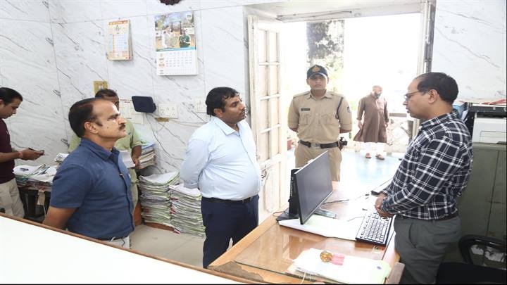 भोपालः कलेक्टर ने किया हुजूर एवं टीटीनगर तहसील न्यायालयों का निरीक्षण भोपालः कलेक्टर ने किया हुजूर एवं टीटीनगर तहसील न्यायालयों का निरीक्षण