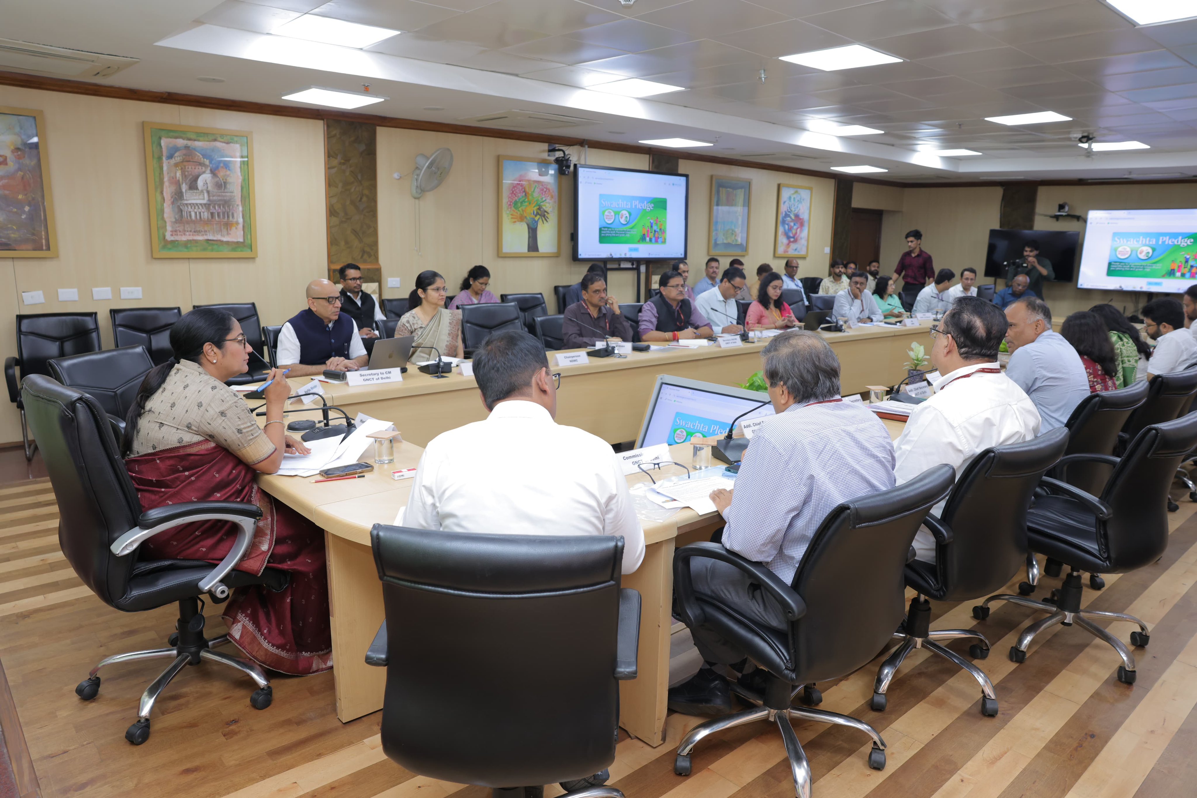 दिल्ली सचिवालय में शुक्रवार को स्वच्छता अभियान को लेकर समीक्षा बैठक करती मुख्यमंत्री रेखा गुप्ता