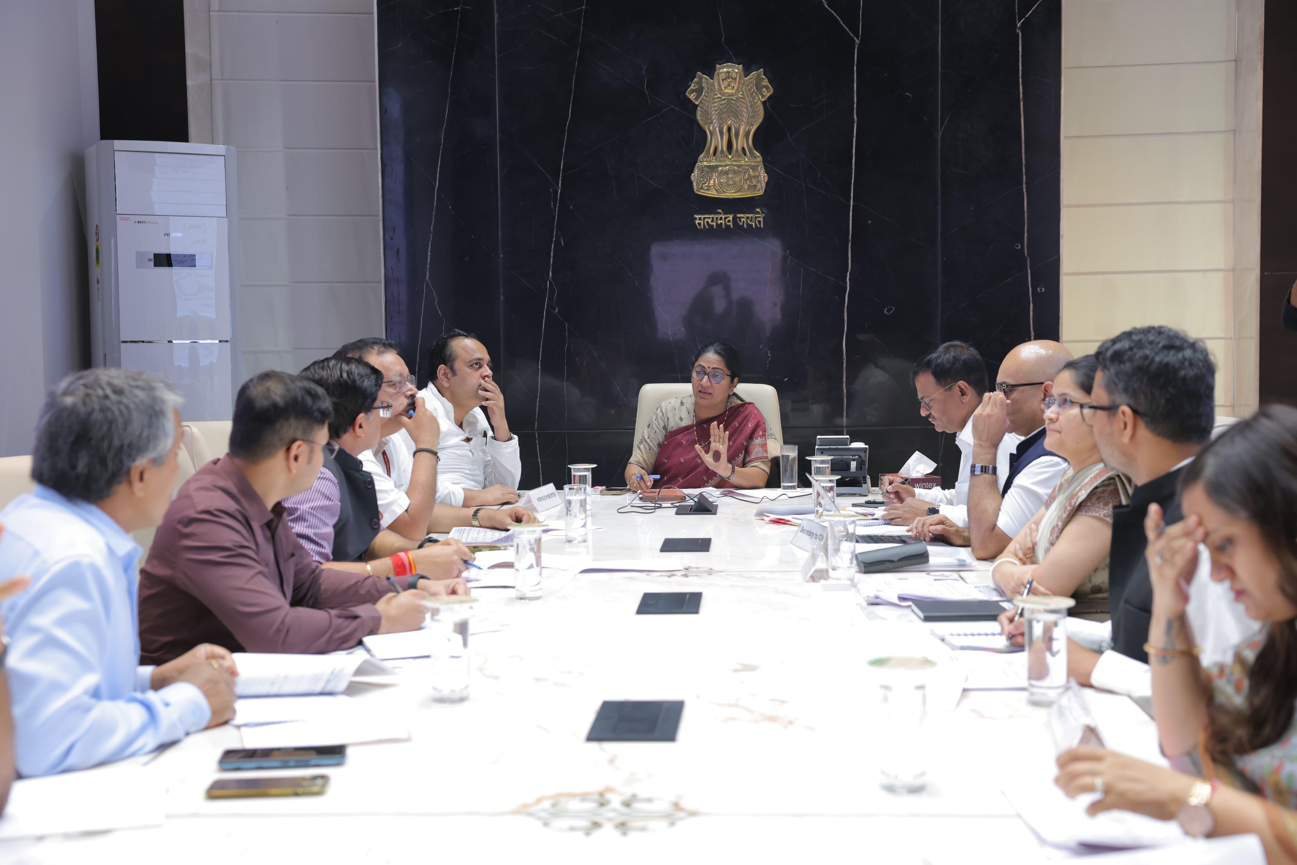 दिल्ली सचिवालय में शुक्रवार को स्वास्थ्य मंत्री पंकज कुमार सिंह, मुख्य सचिव धर्मेंद्र व स्वास्थ्य विभाग के वरिष्ठ अधिकारी के साथ समीक्षा बैठक करती मुख्ययमंत्री रेखा गुप्ता