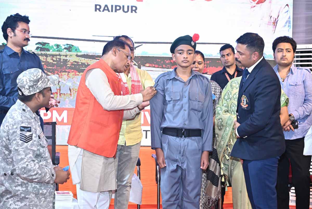 मुख्यमंत्री साय मेधावी विद्यार्थियों को एनसीसी कैडेट्स का बैच लगाते मुख्यमंत्री साय मेधावी विद्यार्थियों को एनसीसी कैडेट्स का बैच लगाते