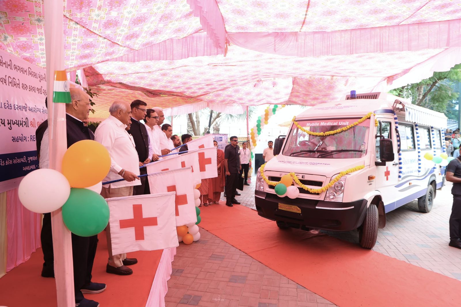 सीएम ने मोबाइल मेडिकल वैन को फ्लैग ऑफ किया सीएम ने मोबाइल मेडिकल वैन को फ्लैग ऑफ किया