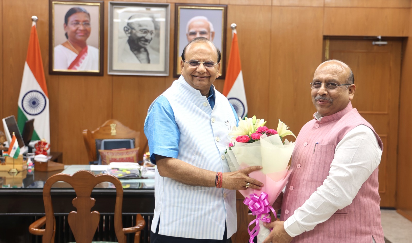 दिल्ली में शुक्रवार को उपराज्यपाल विनय कुमार सक्सेना मुलाकात के दौरान गुलदस्ता देते विधानसभा अध्यक्ष विजेंद्र गुप्ता