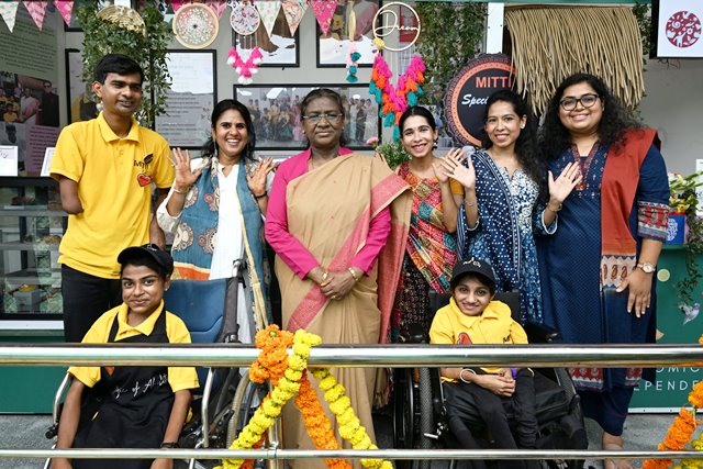 राष्ट्रपति द्रौपदी मुर्मु शुक्रवार को राष्ट्रपति भवन परिसर में दिव्यांगजनों के साथ राष्ट्रपति द्रौपदी मुर्मु शुक्रवार को राष्ट्रपति भवन परिसर में दिव्यांगजनों के साथ