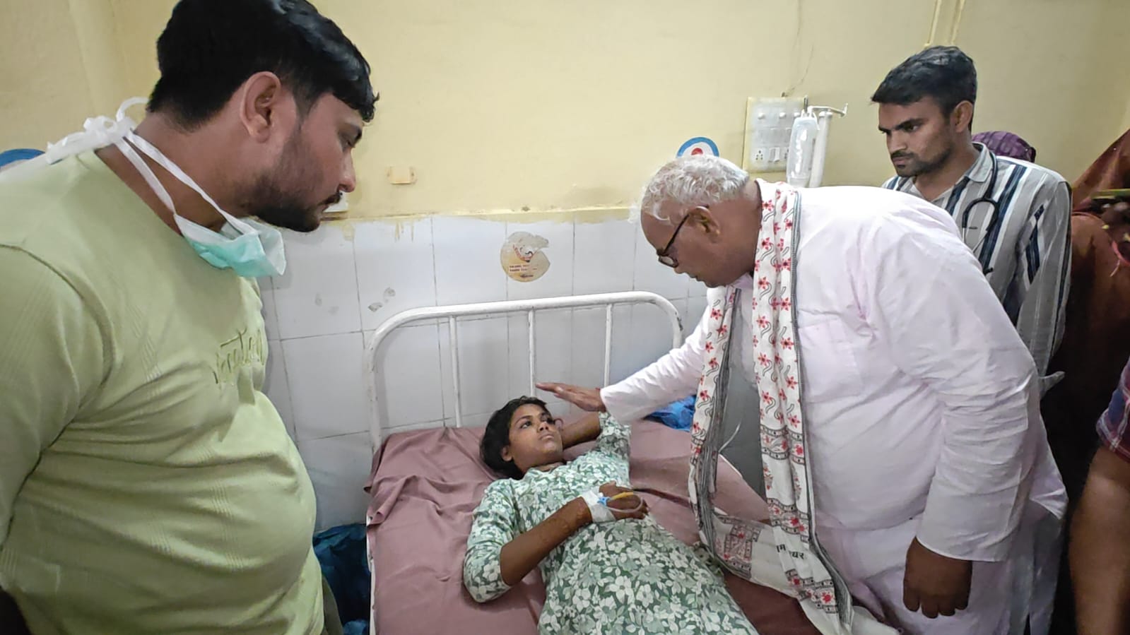 पीपलोदी हादसे के बाद शिक्षा मंत्री पहुंचे मनोहर थाना सीएचसी। पीपलोदी हादसे के बाद शिक्षा मंत्री पहुंचे मनोहर थाना सीएचसी।