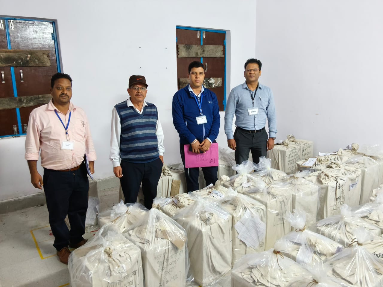 पंचायत चुनाव के प्रथम चरण की मतपेटियाँ स्ट्रांग रूमों में जमा करते अधिकारी पंचायत चुनाव के प्रथम चरण की मतपेटियाँ स्ट्रांग रूमों में जमा करते अधिकारी